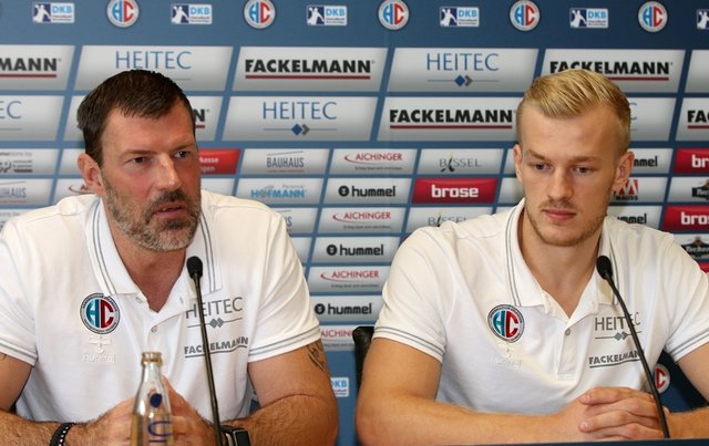 (Foto: HJKrieg, hl-studios, Erlangen, v.l.): HC Erlangen - Trainer Robert Andersson und Andreas Schröder