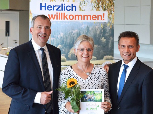 Über den Publikumspreis freut sich das Platen-Gymnasium in Ansbach. Überreicht wird er von Stefan Schindler, Vorstandsvorsitzender der Sparda-Bank Nürnberg (l.), und Thomas Lang, stellvertretender Vorstandsvorsitzender der Sparda-Bank Nürnberg (r.). | Foto: Sparda-Bank Nürnberg eG