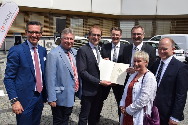 Wirtschaftsreferent Dr. Michael Fraas, MdB Martin Burkert, Bundesverkehrsminister Alexander Dobrindt, MdB Michael Frieser, N-ERGIE Vorstandsvorsitzender Josef Hasler, MdB Gabriela Heinrich, Stadtrat Sebastian Brehm (v.l.) freuen sich über den Förderbescheid.