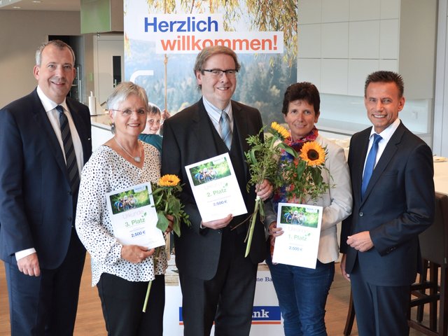 Die Publikumspreise überreichten Stefan Schindler, Vorstandsvorsitzender der Sparda-Bank Nürnberg (l.), und Thomas Lang, stellvertretender Vorstandsvorsitzender der Sparda-Bank Nürnberg (r.), den Vertretern des Martin-Behaim-Gymnasiums aus Nürnberg, des Markgräfin-Wilhelmine-Gymnasiums in Bayreuth und des Platen-Gymnasiums in Ansbach. | Foto: Sparda-Bank Nürnberg eG