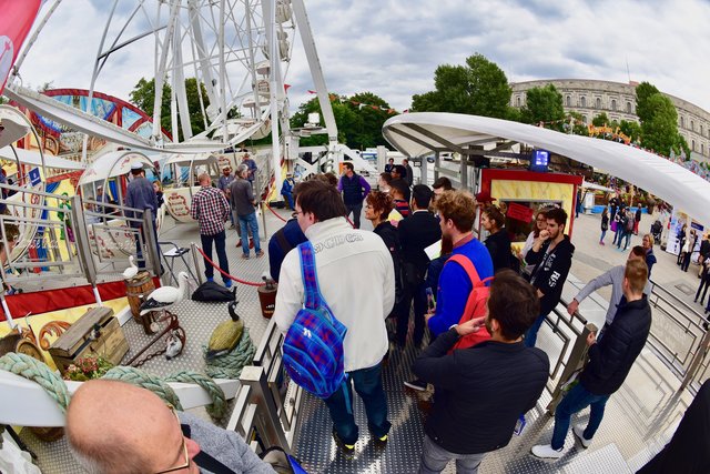 Andrang am Riesenrad! Jede der teilnehmenden Firmen (heuer 18) hat eine eigene Gondel, in der das Kennenlernen stattfindet. Foto: © Peter Maskow