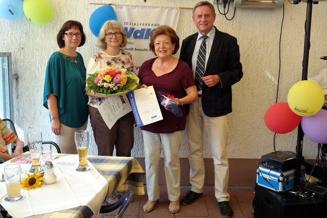 vlnr: Elisabeth Duschner, Kreisgeschäftsführerin; Christine Karl, 500. Mitglied; Christina Täuber, Vorsitzende im VdK OV Schnaittach; VdK Kreisvorsitzende, Karl-Friedrich Jäger
