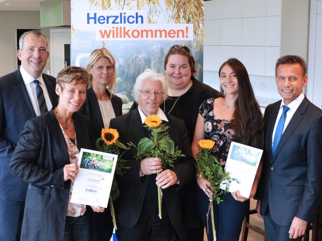 Jurypreise in den Kategorien „Umwelt schützen und entdecken“ und „Talente entdecken und fördern“ überreichten Stefan Schindler, Vorstandsvorsitzender der Sparda-Bank Nürnberg (links), und Thomas Lang, stellvertretender Vorstandsvorsitzender der Sparda-Bank Nürnberg (rechts), den Vertretern der drei Würzburger Einrichtungen: die Evangelische Kinder-, Jugend- und Familienhilfe, die Gustav-Walle-Schule und der Ehrenamtliche Sozialdienst e. V. | Foto: Sparda-Bank Nürnberg eG