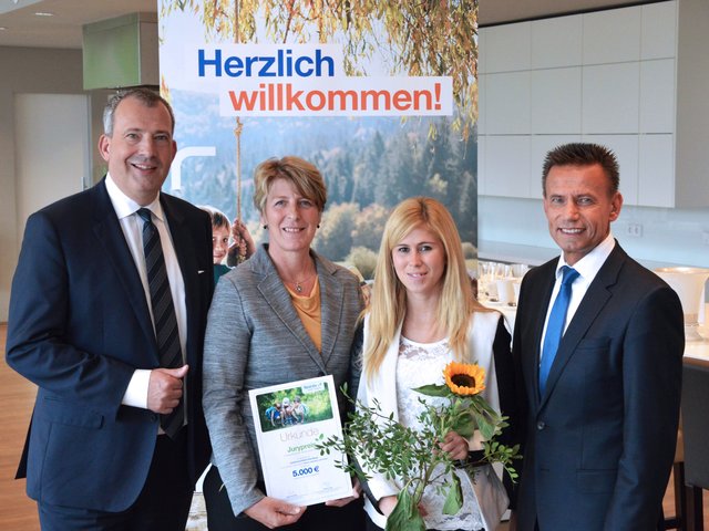 In der Kategorie „Talente entdecken und fördern“ überreichten Stefan Schindler, Vorstandsvorsitzender der Sparda-Bank Nürnberg (l.), und Thomas Lang, stellvertretender Vorstandsvorsitzender der Sparda-Bank Nürnberg (r.), den Vertretern der AWO Kindertagesstätte Bergl aus Schweinfurt den Jurypreis. | Foto: Sparda-Bank Nürnberg eG