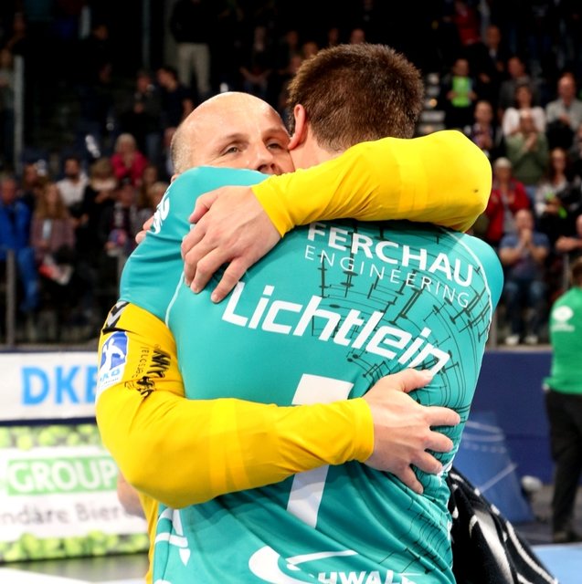 (Foto: HJKrieg, hl-studios, Erlangen): HC-Torwart Gorazd Skof und Carsten Lichtlein (VfL Gummersbach): Wir haben heute zwei exzellente Torhüter gesehen