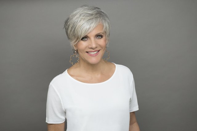 Birgit Schrowange präsentiert ihren neuen Look. | Foto: MG RTL D / Stephan Pick