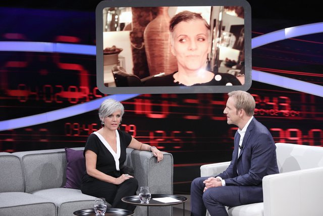 Birgit Schrowange präsentiert Moderator Jan Hahn ihre grauen Haare. Mit dieser Show geht ein Herzenswunsch von ihr in Erfüllung. | Foto: MG RTL D / Frank W. Hempel