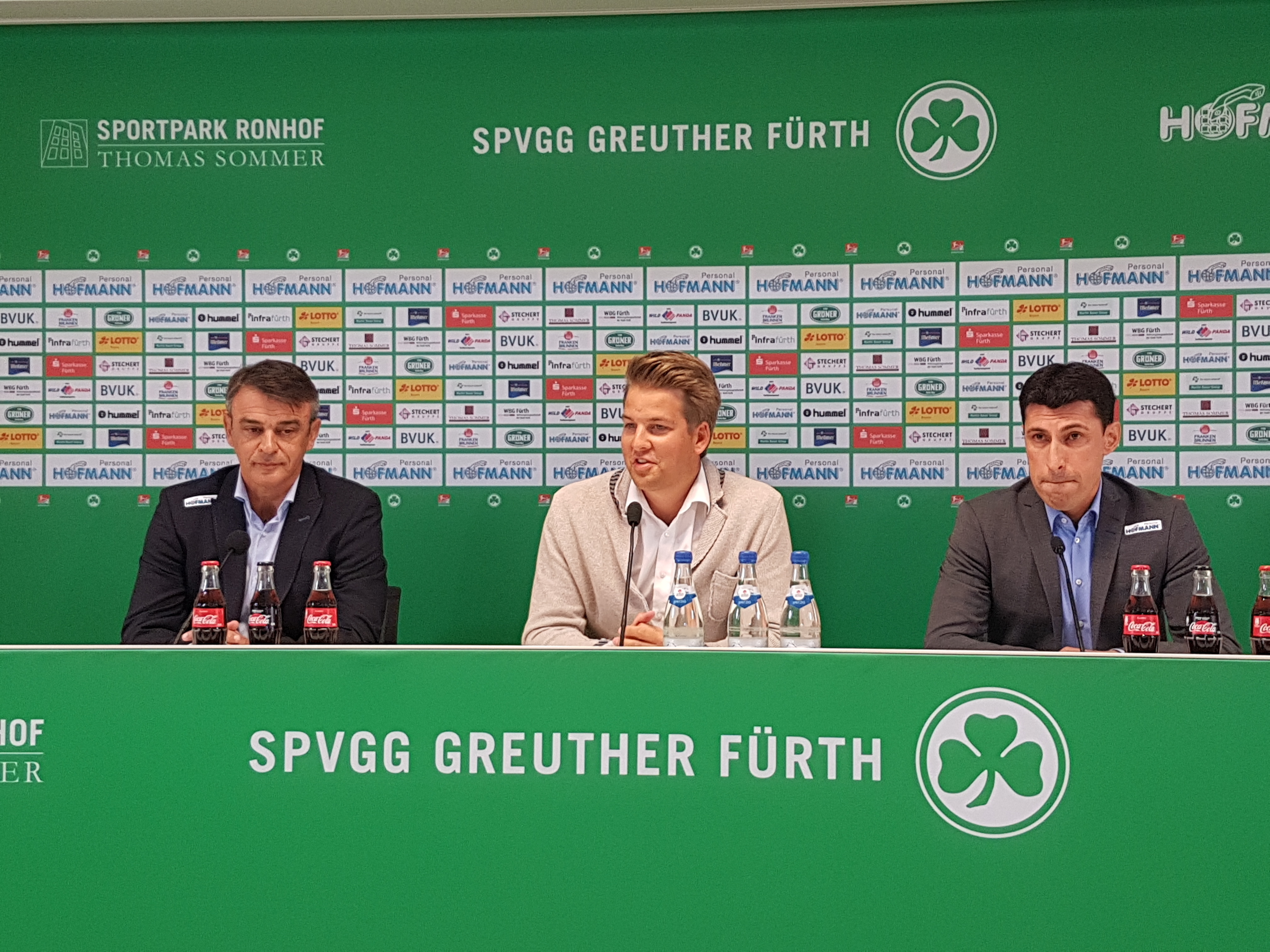 Damir Buric (li.) - hier bei seiner Vorstellung mit Kleeblattmanager Ramazan Yildirim (re.) und Pressesprecher Immanuel Kästlen - will die Fähigkeiten seiner Spieler wieder wecken und mehr Sicherheit ins Aufbauspiel bringen.
