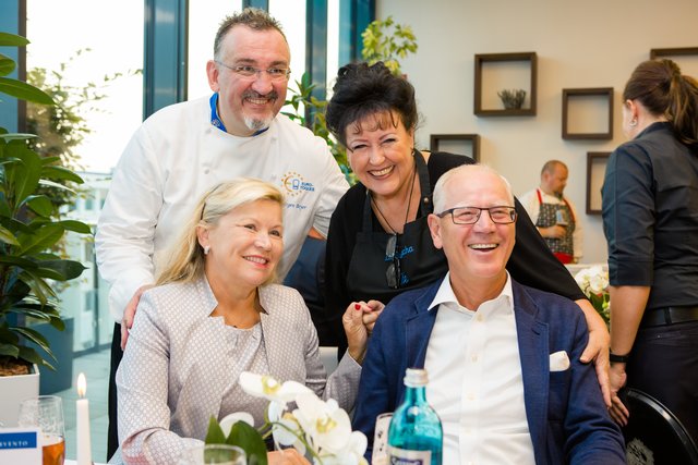Jürgen Beyer, Vizepräsident Euro Toques (l.), Ute Scholz (Mitte, Ehefrau des verstorbenen Nürnberger Oberbürgermeisters Ludwig Scholz), Erlangens Alt-OB Siegfried Balleis mit Ehefrau Angelika genossen die Küchenparty im Servento. | Foto: Schultheiß/Projektentwicklung