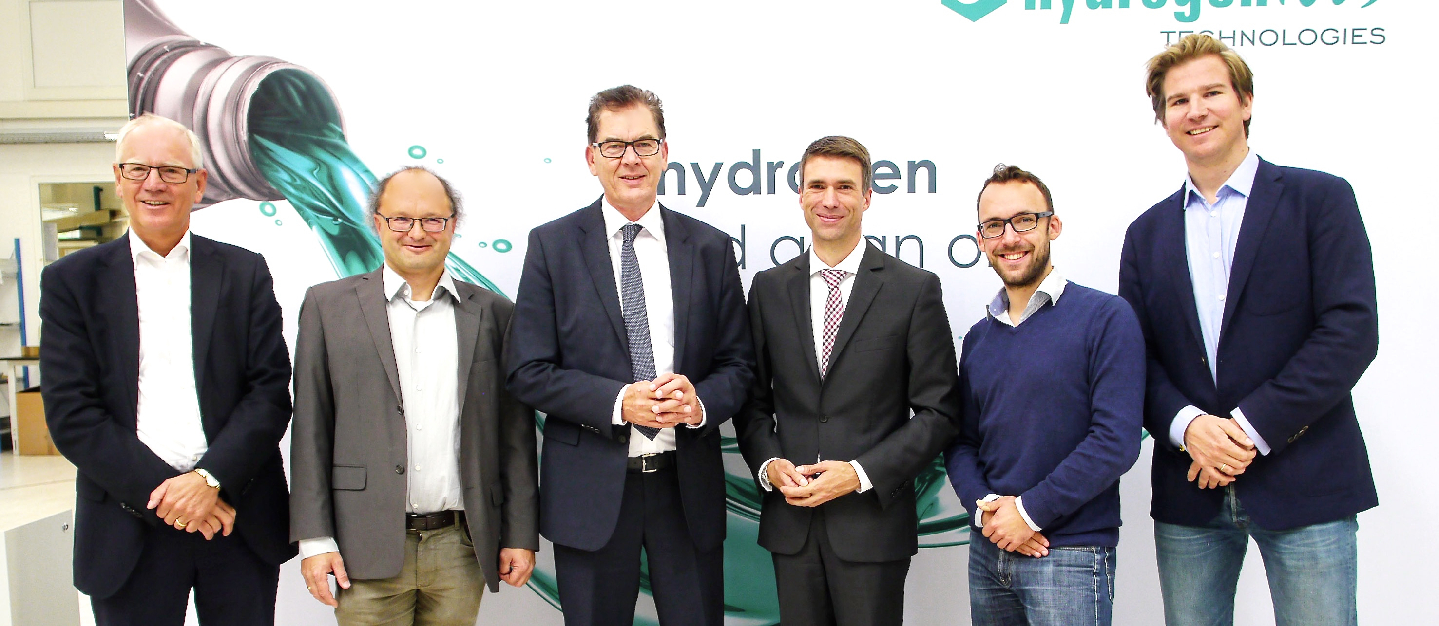 Dr. Siegfried Balleis (Alt-Oberbürgermeister von Erlangen), Prof. Dr. Peter Wasserscheidt (Direktor des Helmholtz-Institutes für Erneuerbare Energien / HI ERN und Mitgründer von Hydrogenious), Minister Dr. Gerd Müller, Staatssekretär Stefan Müller, Dr. Martin Schneider (Leiter Marketing und Projektentwicklung bei Hydrogenious) sowie Dr. Cornelius von der Heydt (Leiter Geschäftsentwicklung und Vertrieb bei Hydrogenious Technologies). Foto: Hydrogenious Technologies GmbH