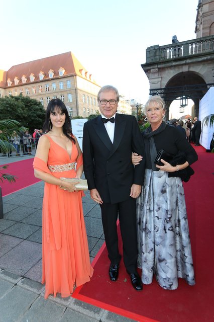 Unternehmer Uwe Feser mit Ehefrau und Tanja Sterian, PR-Chefin von Markus Söder. | Foto: Braun / Dreier / Friedrich / Maskow / Müller