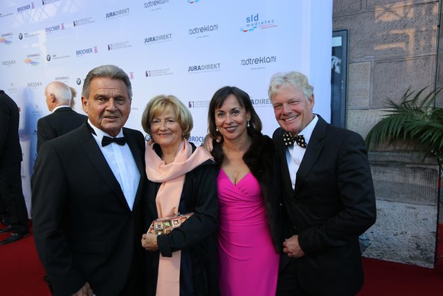 defacto-Gründer Erich Schuster (l.) mit Ehefrau Edith (2.v.l.) und Matthias Malessa und Ehefrau Petra. | Foto: Braun / Dreier / Friedrich / Maskow / Müller