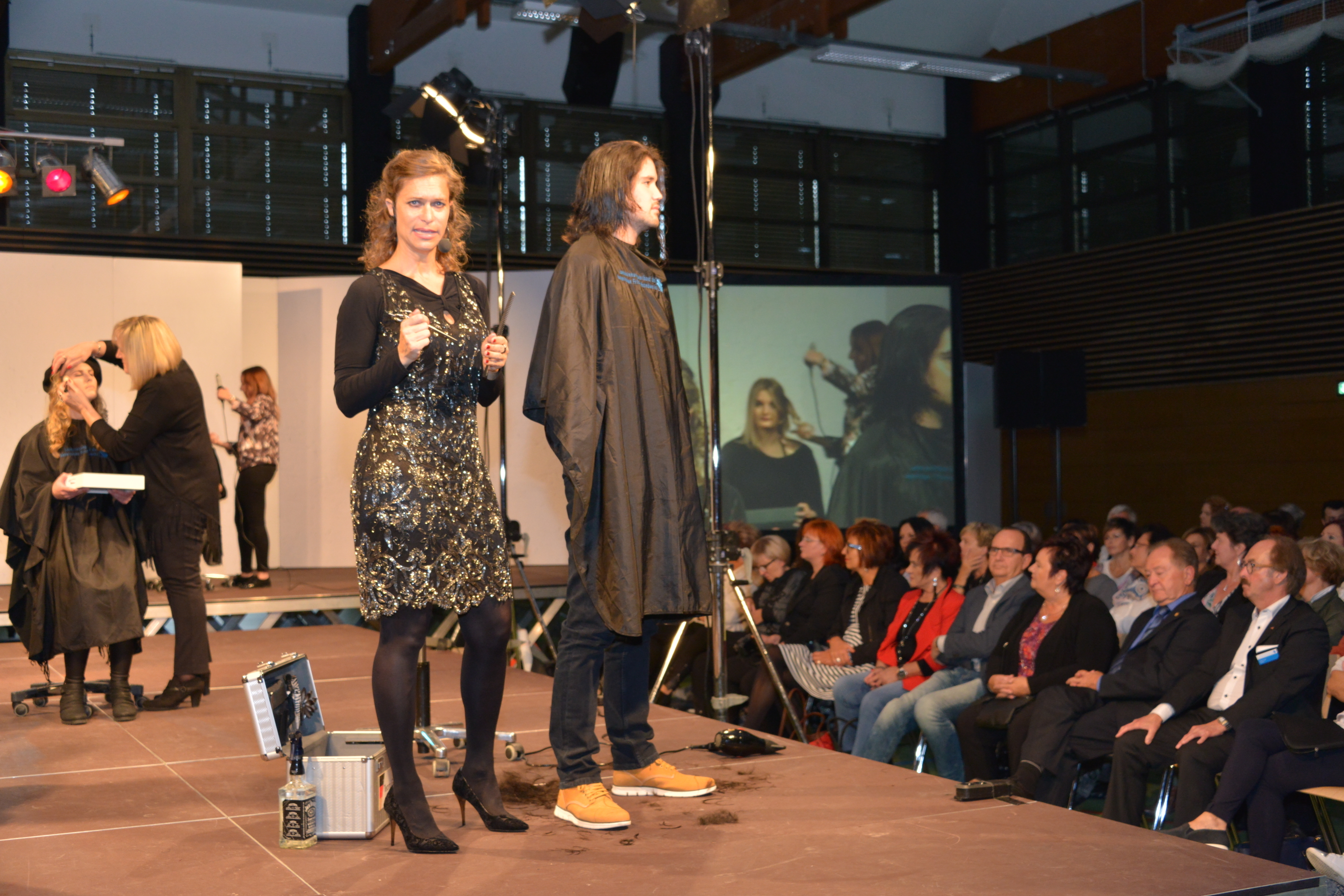Friseur-Weltmeisterin Sonja Fischer zeigt an ihrem Model Christian Lim Frisurenvarianten für Männer.