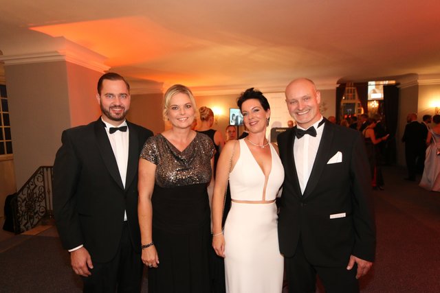 Dr. med. Jens Baetge (r.), Chefarzt Nürnberger Klinik, und Ehefrau Ruth (2.v.r.) mit Jochen Kohler, Landtagskandidat, und Ehefrau Judith. | Foto: Braun / Dreier / Friedrich / Maskow / Müller