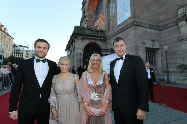 Staatsminister Dr. Markus Söder (r.) und Ehefrau Karin (2.v.r.) mit Stadtradt Max Müller und Ehefrau Anna-Lena. | Foto: Braun / Dreier / Friedrich / Maskow / Müller