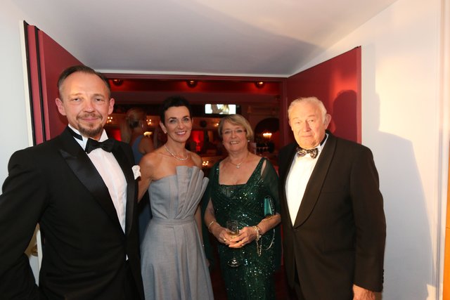Christoph (l.) und Birgit (2.v.l.) Kuhnle, Juwelier Kuhnle, mit Ministerpräsident a.D. Dr. Günther Beckstein mit Ehefrau Marga. | Foto: Braun / Dreier / Friedrich / Maskow / Müller