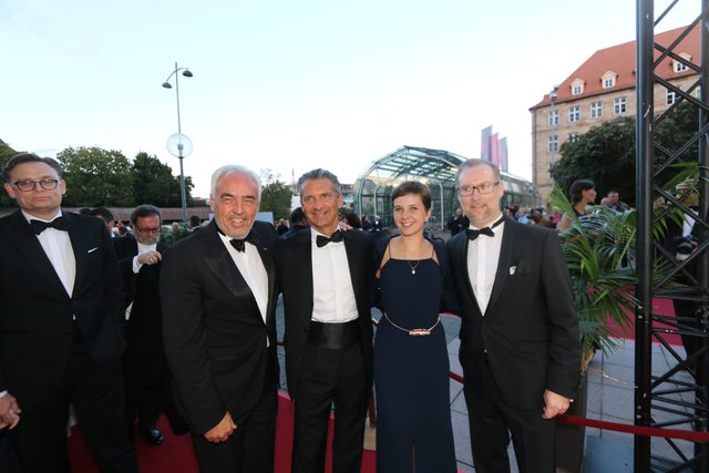 BMW-Niederlassungsleiter Ralph Schepull (2.v.l.) mit Tochter Gloia und Simon Röschke sowie Hans-Rainer Schröder, BMW Berlin. | Foto: Braun / Dreier / Friedrich / Maskow / Müller