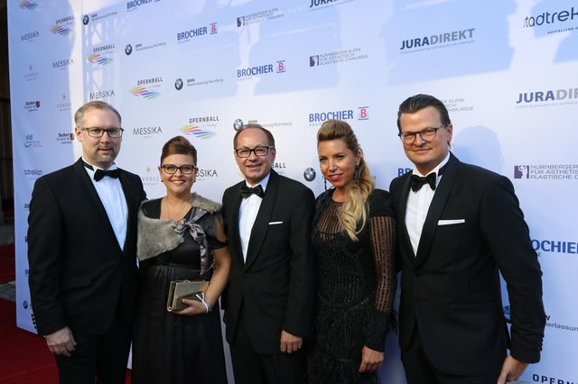 Opernball-Veranstalter Simon Röschke (l.), Tucher Marketing-Direktor Kai Eschenbacher (M.) und Ehefrau Elke (2.v.l.) mit Yvonne Gaschler und Florian Greschner. | Foto: Braun / Dreier / Friedrich / Maskow / Müller
