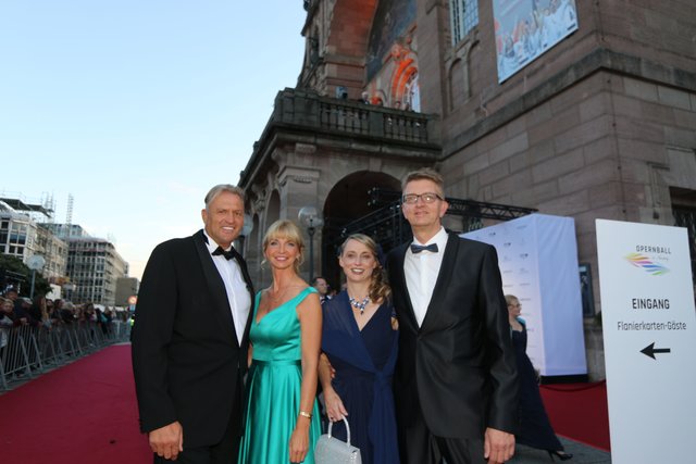 Die Geschäftsführer der Stadtreklame Katja Strohhacker (2.v.r.) mit  Ehemann Frank (r.) und Georg Sorger mit Ehefrau Eva-Maria. | Foto: Braun / Dreier / Friedrich / Maskow / Müller