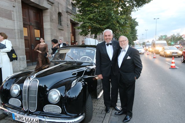 Hans-Rainer Schröder (l.), BMW-Direktor Berlin, mit Regisseur Joseph Vilsmaier. | Foto: Braun / Dreier / Friedrich / Maskow / Müller