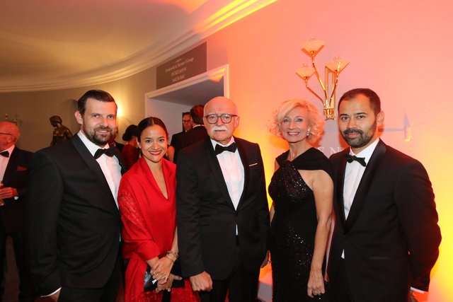 Kulturreferentin Prof Dr. Julia Lehner (2.v.r.) und Ehemann Gerd Schmelzer (3.v.l.) sowie die Kinder Omar Schmelzer (r.), Tochter Jasmin Schmelzer mit Lebensgefährten Dr. Thomas Nielhe. | Foto: Braun / Dreier / Friedrich / Maskow / Müller