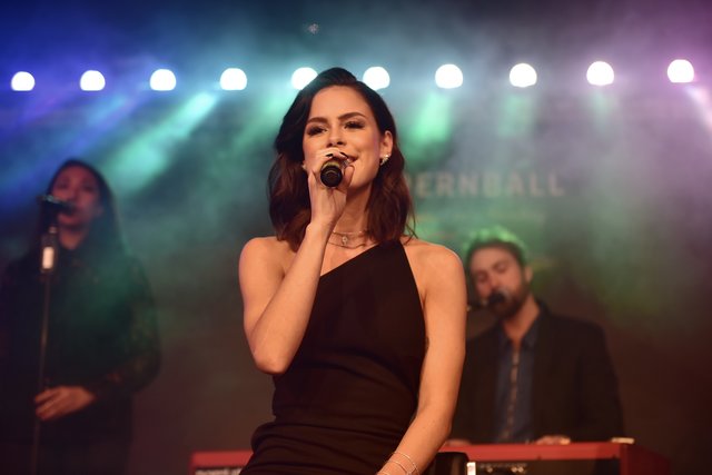 Foto: Juergen Friedrich, Germany,   Motiv:  Popsängerin Lena Meyer- Landruth              Beschreibung: Nach zweijaehriger Pause hatte der Nuernberger Opernball sein Comeback gefeiert. Unter dem Motto Klassik- Entertainment feierten ueber 2000 Gäste eine beschwingte Ballnacht in der Metropolregion Nuernberg. | Foto: Braun / Dreier / Friedrich / Maskow / Müller