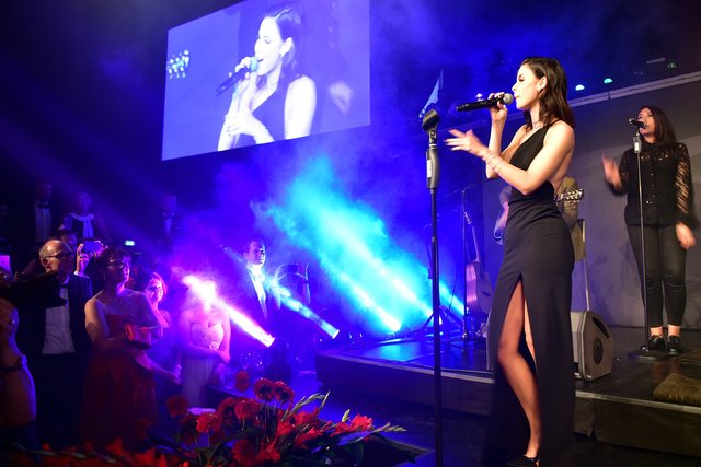 Foto: Juergen Friedrich, Germany,   Motiv:  Popsängerin Lena Meyer- Landruth              Beschreibung: Nach zweijaehriger Pause hatte der Nuernberger Opernball sein Comeback gefeiert. Unter dem Motto Klassik- Entertainment feierten ueber 2000 Gäste eine beschwingte Ballnacht in der Metropolregion Nuernberg. | Foto: Braun / Dreier / Friedrich / Maskow / Müller