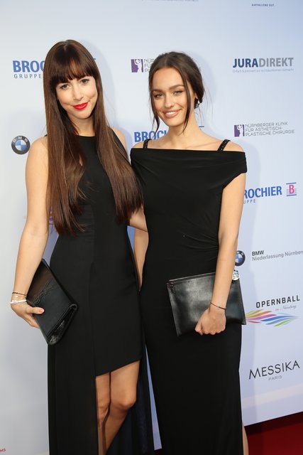 Model und Infuencerin Jüli Mery (rechts) und PR Managerin Tessa Saueressig auf dem roten Teppich beim Opernball in Nürnberg.# | Foto: Braun / Dreier / Friedrich / Maskow / Müller