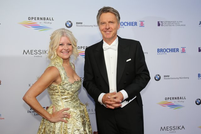 Moderator Jörg Pilawa mit Dirndldesignerin Marion Wörlein. | Foto: Braun / Dreier / Friedrich / Maskow / Müller