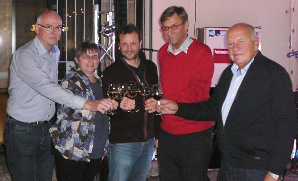 Auf ein Neues: Schatzmeister Thomas Banik, Beisitzerin Claudia Wolter, Martin Reichert, Peter Weidner und Willi Maueröder (v.l.n.r.) bei der Weinfest-Eröffnung vor zwei Jahren. Foto: oh