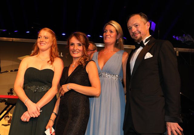 Tombola 1.Preis - Armreif für 18.000 Euro - Foto: Udo Dreier - 15.09.2017 - Nürnberg - Opernball im Opernhaus - Leser der Mitternachtszeitung -  | Foto: Braun / Dreier / Friedrich / Maskow / Müller