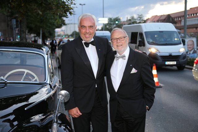 BMW Berlin Chef Hans Rainer Schroeder mit Regisseur Joseph Vilsmaier auf dem Weg zum Opernball in Nürnberg. | Foto: Braun / Dreier / Friedrich / Maskow / Müller
