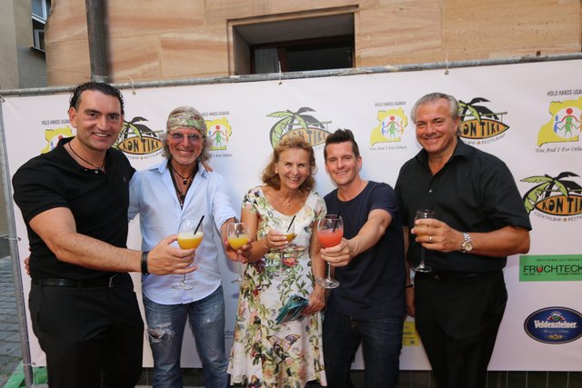Beatrice Höfler stemmt das Hilfsprojekt. Hier zusammen mit Flo Kerschner von Hit Radio N1 (2.v.r.) und den Kontiki-Chefs. Foto: JRB