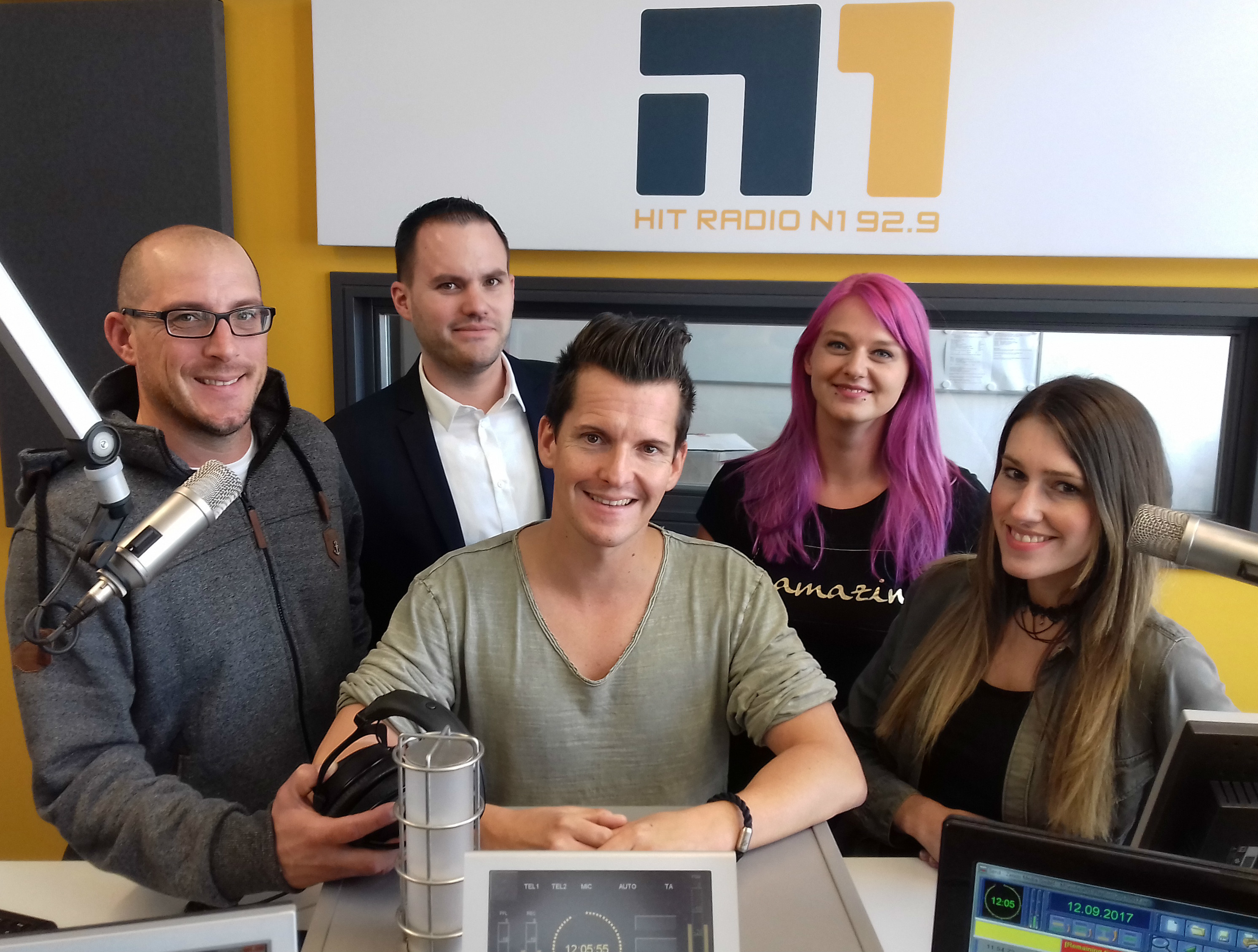 Am kommenden Montag (25/9) startet Hit Radio N1 die neue Staffel der Flo Kerschner Show mit Dippi, Martin Lechner, Flo Kerschner, Dania Behm und Lisa Mai (v.l.).