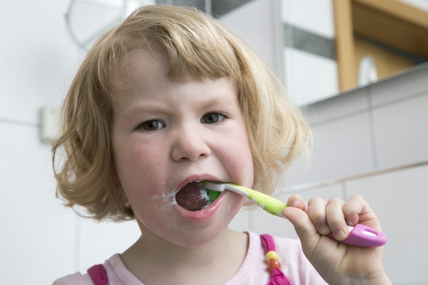 Zahngesundheit: Kinder sollen ihre Zähne sobald wie möglich selbst putzen. Erwachsene müssen aber nachputzen.