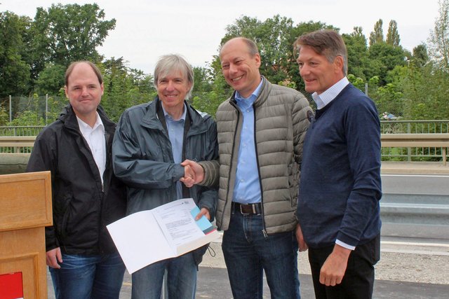 Eingerahmt von den beiden Landtagsabgeordneten Michael Hofmann (links) und Heinrich Rudrof (rechts) übergibt Regierungsvizepräsident Thomas Engel (zweiter v. links) den Förderbescheid an Buttenheims Ersten Bürgermeister Michael Karmann. Foto: Markt Buttenheim