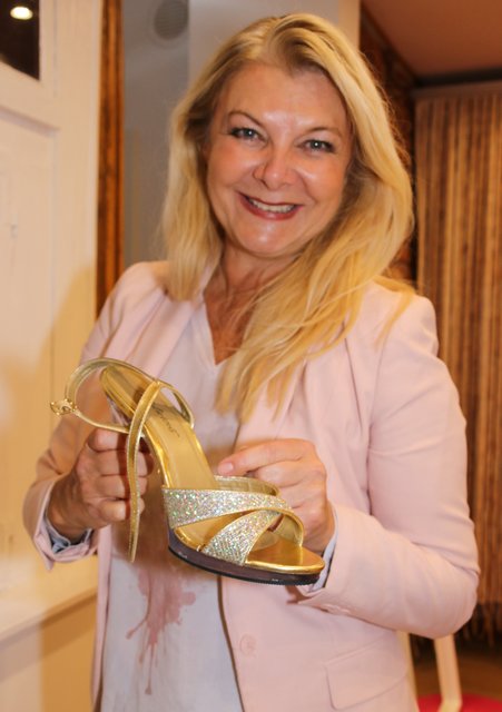 Das Laufen mit den High Heels will gelernt sein. Marie Luise Cawi erklärt Euch beim  Laufstegtraining, wie's geht! | Foto: Nicole Fuchsbauer