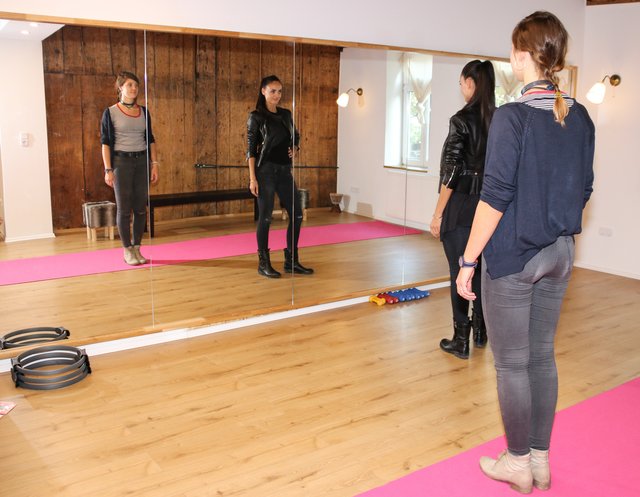 Das Posen übt Jasmin mit Silvia vor dem großen Spiegel. | Foto: Nicole Fuchsbauer