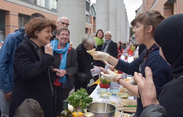 Nach der Preisverleihung: Garance Le Caisne beim Besuch der Friedenstafel in der Straße der Menschenrechte. | Foto: Christine Dierenbach / Stadt Nürnberg