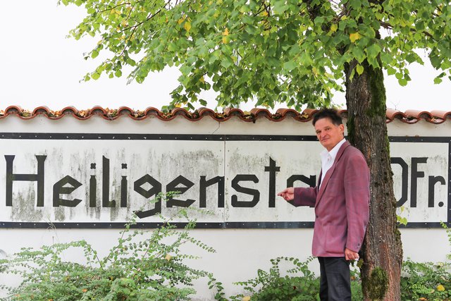 Erinnerung: Wolfgang Bleiweis zeigt das Schild, das auf den ehemaligen Bahnhof in Heiligenstadt hinweist.