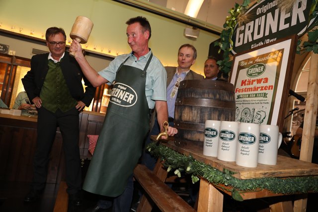 Mit drei Schlägen stach Fürths Oberbürgemeister Thomas Jung das erste Fass Märzen-Festbier an. | Foto: Udo Dreier