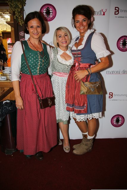 Mega-Stimmung bei den feschen Damen der 1. Ladies-Dirndl-Night auf dem Nürnberger Altstadtfest. Foto: Jürgen Friedrich