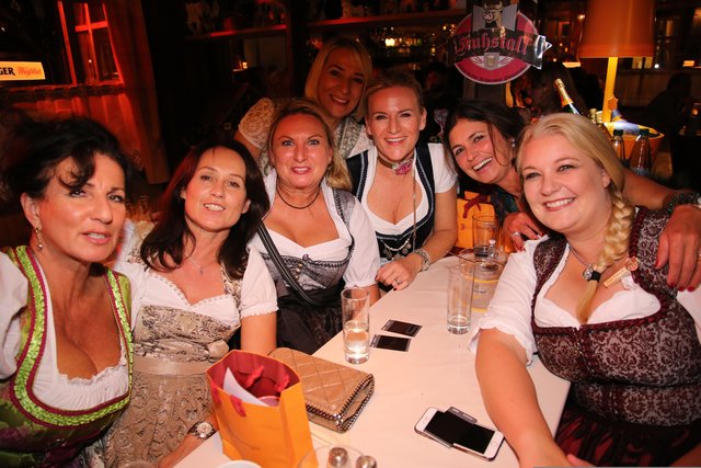 Mega-Stimmung bei den feschen Damen der 1. Ladies-Dirndl-Night auf dem Nürnberger Altstadtfest. Foto: Jürgen Friedrich