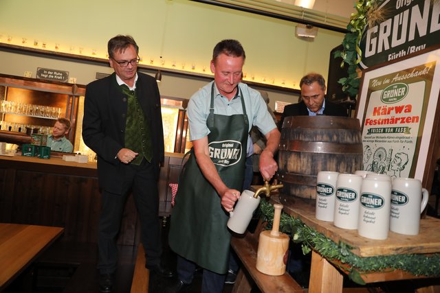 Mit drei Schlägen stach Fürths Oberbürgemeister Thomas Jung das erste Fass Märzen-Festbier an. | Foto: Udo Dreier
