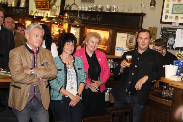 (v.l.) MdL Horst Arnold, Heike Jung, MdL Petra Guttenberger und Wirt ,,Urmel" Michael Urban. | Foto: Udo Dreier