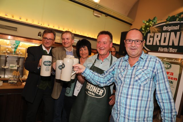 (v.l.) Tucherchef Fred Höfler, Wirtschaftsreferent Horst Müller, Heike und Thomas Jung sowie Bierexperte und Brauereiführer Helmut Ell. | Foto: Udo Dreier