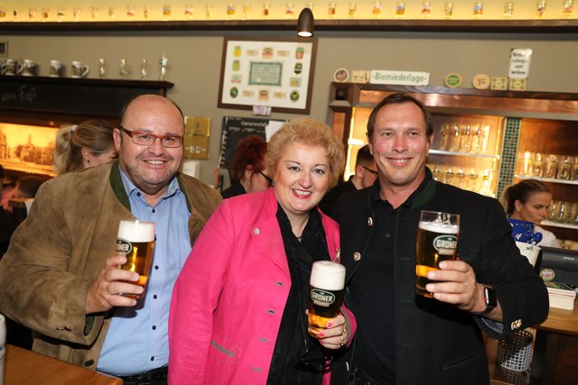 (v.l.) ReHa-Unternehmer Thomas Blösel, Mdl Petra Guttenberger und Brauhaus-Wirt Michael ,,Urmel" Urban. | Foto: Udo Dreier