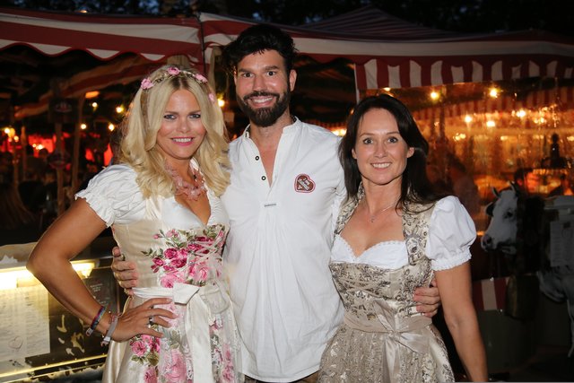 ,,Bully-Parade"-Schnuckel Diana Herold (li.) mit Kuhstall-Wirt Christian Wagner & Sabine Michel (smic! Events & Marketing). Foto: Jürgen Friedrich