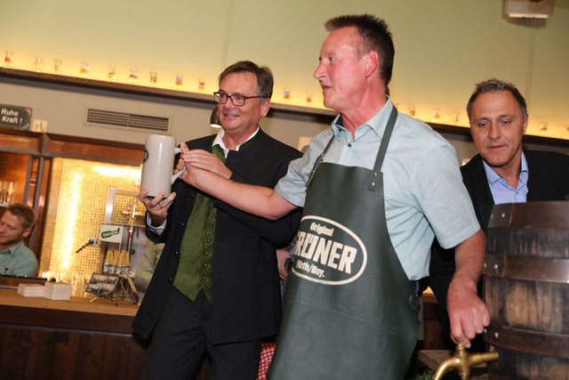 Mit drei Schlägen stach Fürths Oberbürgemeister Thomas Jung das erste Fass Märzen-Festbier an. | Foto: Udo Dreier