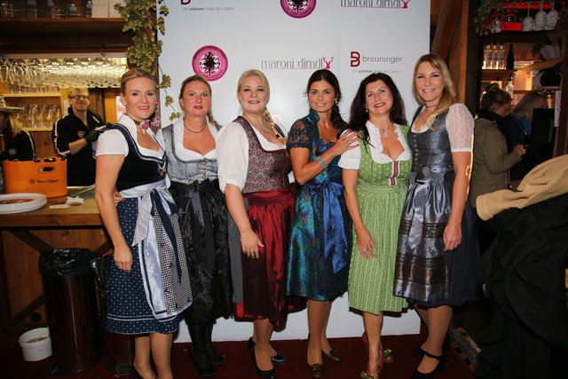 Handverlesen! 35  Nürnberger VIP-Damen (u.a. Stephanie Sontowski, Sabine Rößler, Shara Ernst, Karin Fraas, Sandra Schacher) waren zur ersten Breuninger-Ladies-Dirndl-Night auf dem Altstadtfest eingeladen. Foto: Jürgen Friedrich